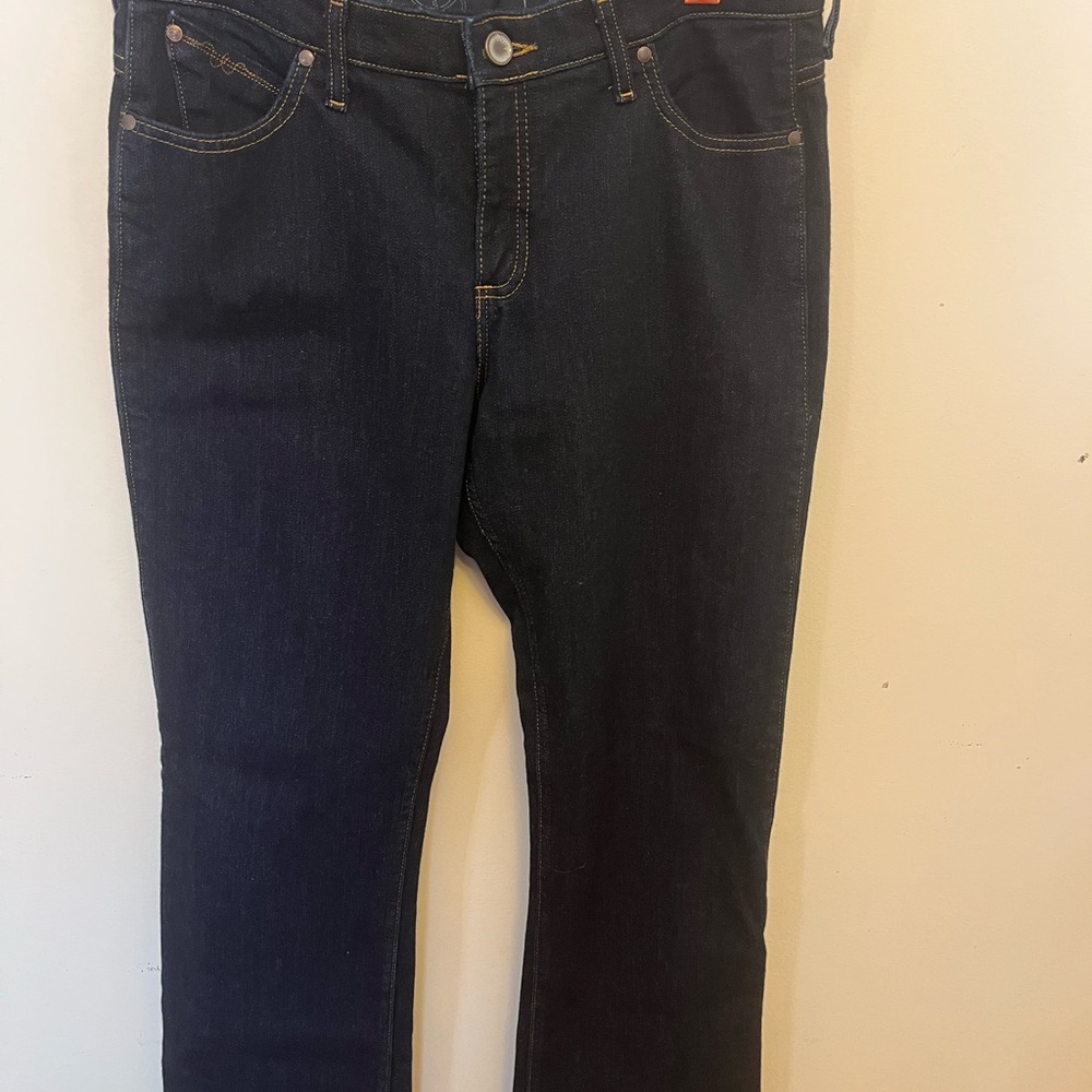 Wrangler women’s size 11-32. No gap waistband.